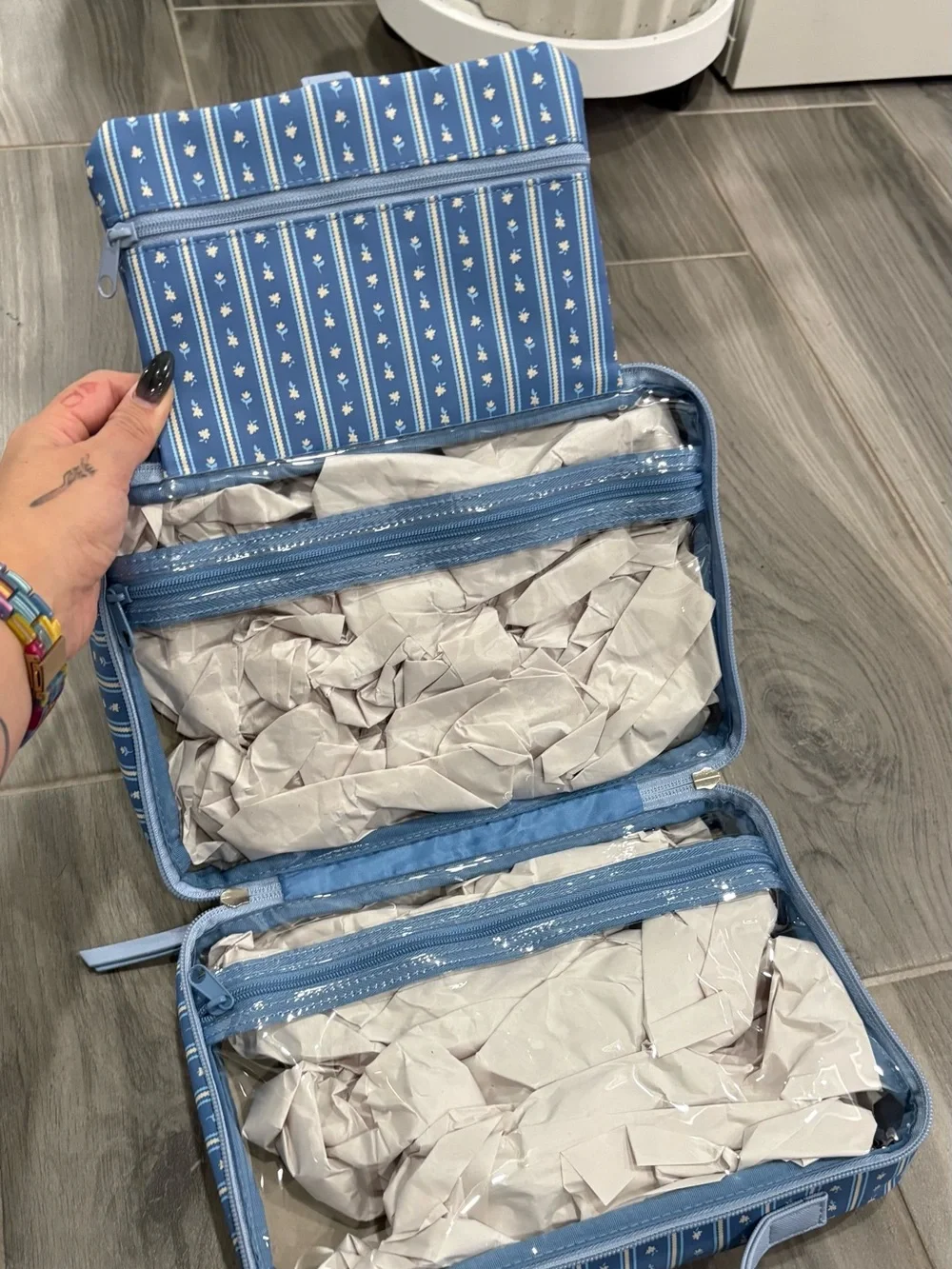Tender Love + Carry toiletries inside bag